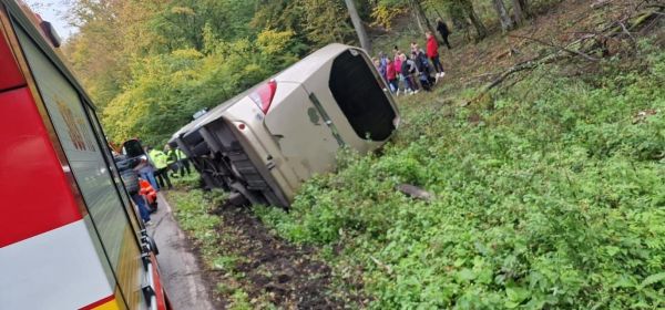 Pri Bohuniciach sa prevrátil autobus, nehoda si zatiaľ vyžiadala päť zranených