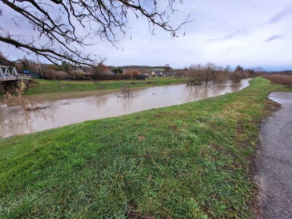 V Kalinčiakove zachraňovali topiaceho sa muža, strhol ho silný prúd potoka Sikenica V Kalinčiakove zachraňovali topiaceho sa muža, strhol ho silný prúd potoka Sikenica