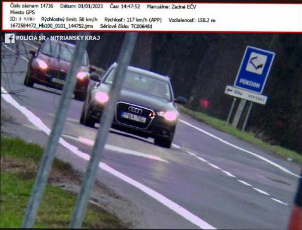 Cez obec Hokovce prechádzal rýchlosťou 117 km/h, policajti ho pokutovali