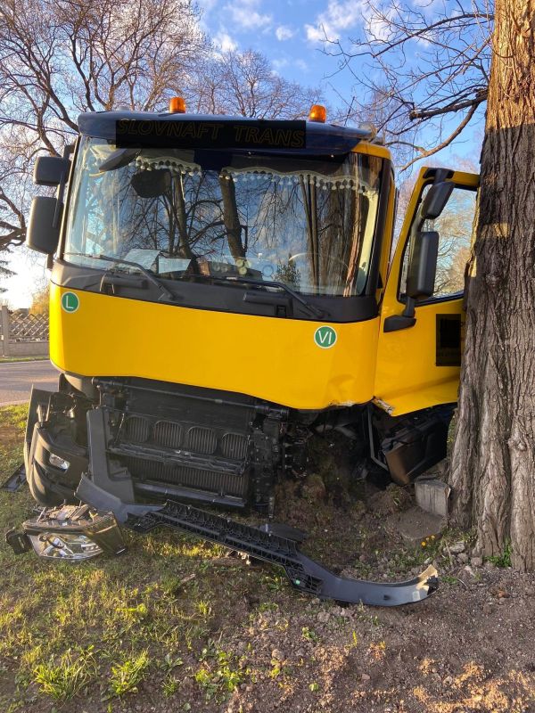 Vážna dopravná nehoda kamióna s osobným vozidlom v Kalnej nad Hronom, dve ťažko zranené osoby (foto)