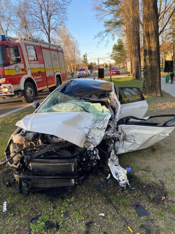 Vážna dopravná nehoda kamióna s osobným vozidlom v Kalnej nad Hronom, dve ťažko zranené osoby (foto)