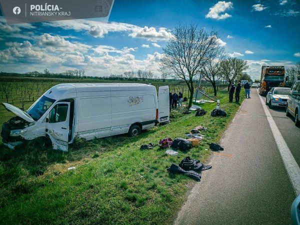 Pri Šahách viezol v dodávke 25 nelegálnych migrantov a dvoch prevádzačov, nerešpektoval Políciu a riskoval