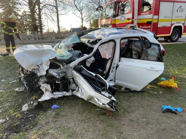 Vážna dopravná nehoda kamióna s osobným vozidlom v Kalnej nad Hronom, dve ťažko zranené osoby (foto)