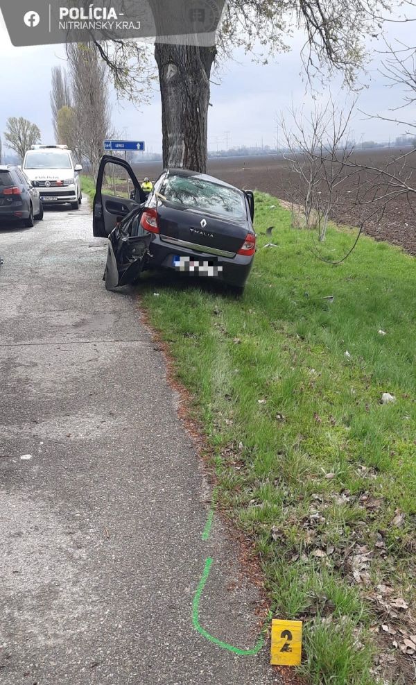 Pri Hronských Kľačanoch prišiel 40-ročný muž o život, so svojim vozidlom narazil do stromu