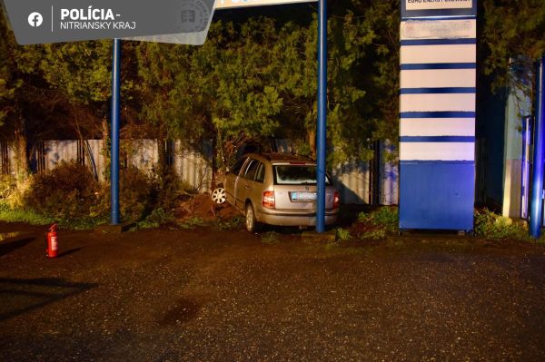 Opitý vodič v Želiezovciach narazil do stromu a do oplotenia štadióna, s vozidlom zostal stáť v reklamnej tabuli