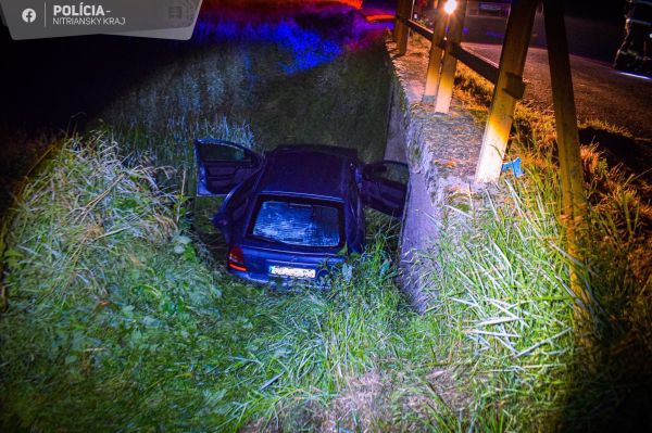 Medzi Ondrejovcami a Tekovským Hrádkom opitý vodič vodičského oprávnenia havaroval, v aute mal tri malé deti