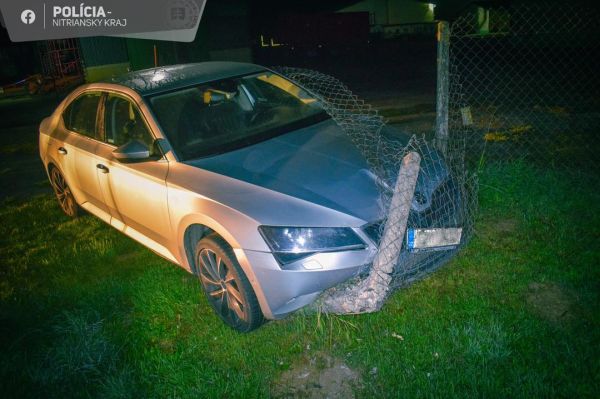 V Tekovských Lužanoch 30-ročná vodička s 2,46 promile unikala hliadke obecnej polície, narazila do oplotenia