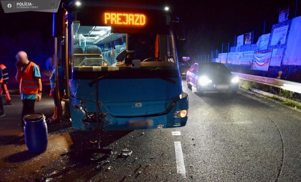 Pri Čaradiciach vodička nedala prednosť autobusu, v aute sa zranila ona a tri deti