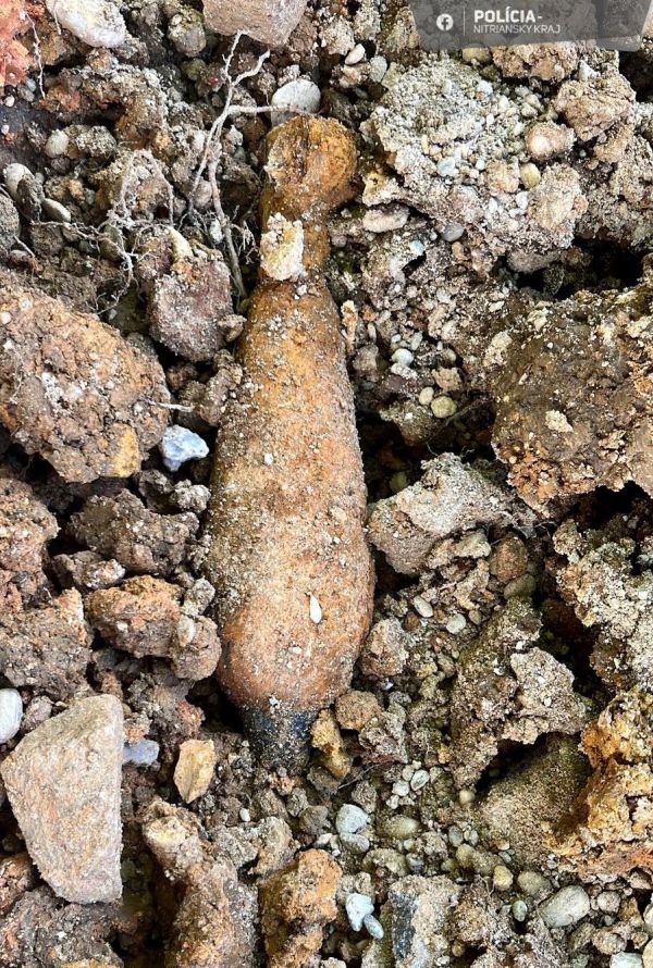 Pri výkopových prácach v areáli základnej školy v Pukanci našli funkčnú delostreleckú mínu