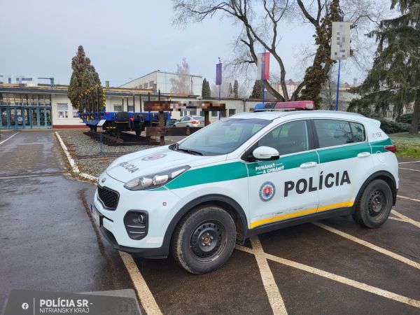 Policajti objasnili sériu krádeží z výrobnej haly v Tlmačoch