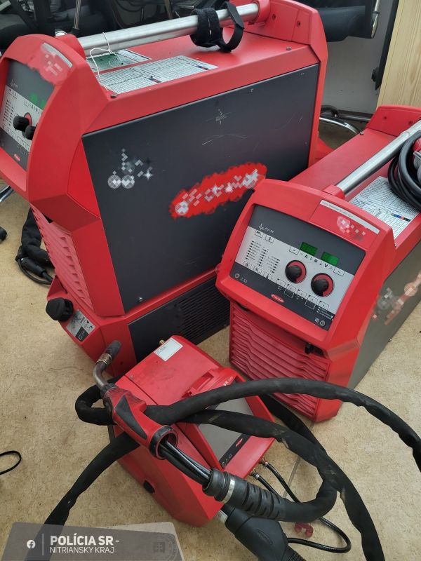 Policajti objasnili sériu krádeží z výrobnej haly v Tlmačoch