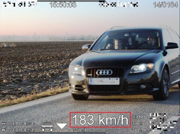 Medzi Levicami a Tlmačmi jazdil rýchlosťou 183 km/h, policajti mu uložili pokutu 800 eur