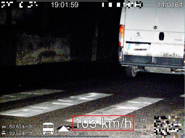 V Hronovciach vodič s dodávkou "preletel" cez priechod pre chodcov rýchlosťou 103 km/h