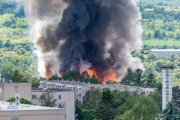 Obrovský požiar v Šahách, do tla zhorela bývalá mestská telocvičňa T18 (foto + video)