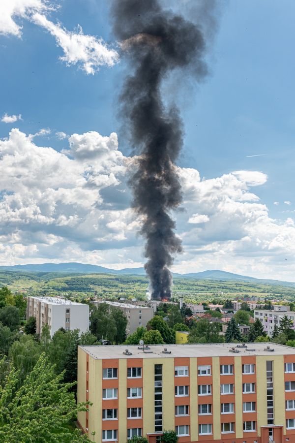 Obrovský požiar v Šahách, do tla zhorela bývalá mestská telocvičňa T18 (foto + video)
