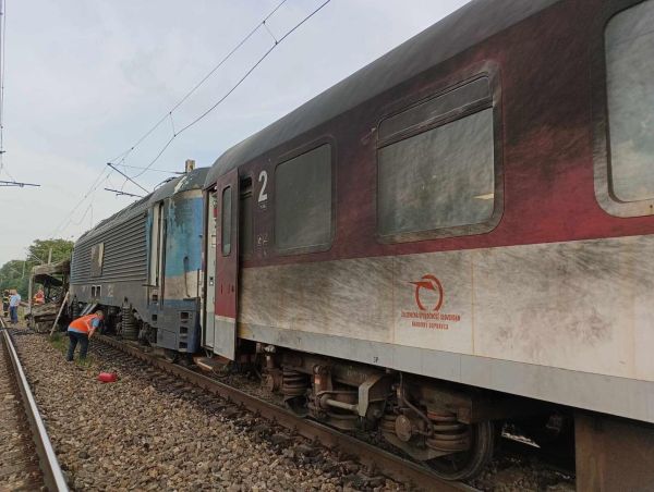 Tragická dopravná nehoda autobusu a osobného vlaku pri Nových Zámkoch si vyžiadala až 7 obetí Tragická dopravná nehoda autobusu a osobného vlaku pri Nových Zámkoch si vyžiadala až 7 obetí