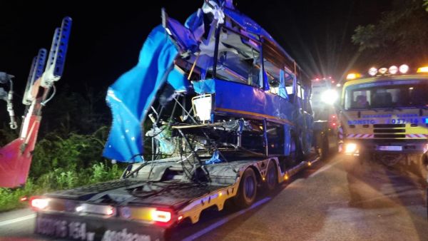 Tragická dopravná nehoda autobusu a osobného vlaku pri Nových Zámkoch si vyžiadala až 7 obetí Tragická dopravná nehoda autobusu a osobného vlaku pri Nových Zámkoch si vyžiadala až 7 obetí