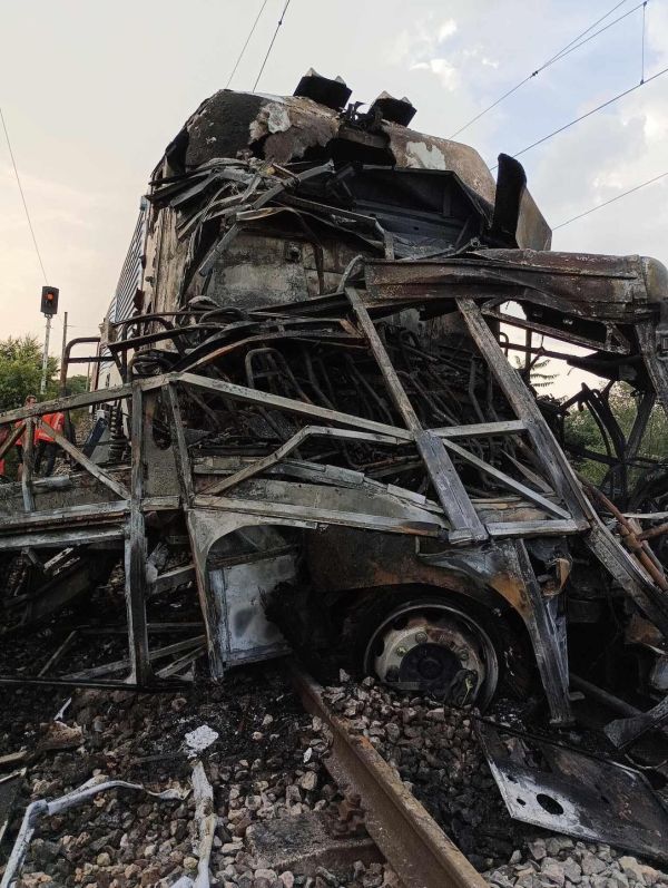 Tragická dopravná nehoda autobusu a osobného vlaku pri Nových Zámkoch si vyžiadala až 7 obetí Tragická dopravná nehoda autobusu a osobného vlaku pri Nových Zámkoch si vyžiadala až 7 obetí