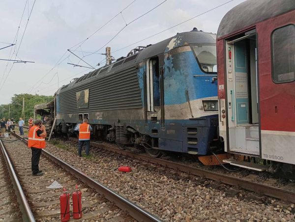 Tragická dopravná nehoda autobusu a osobného vlaku pri Nových Zámkoch si vyžiadala až 7 obetí Tragická dopravná nehoda autobusu a osobného vlaku pri Nových Zámkoch si vyžiadala až 7 obetí