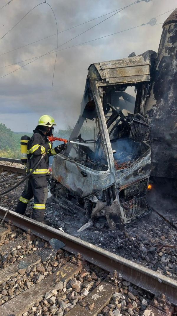 Tragická dopravná nehoda autobusu a osobného vlaku pri Nových Zámkoch si vyžiadala až 7 obetí Tragická dopravná nehoda autobusu a osobného vlaku pri Nových Zámkoch si vyžiadala až 7 obetí