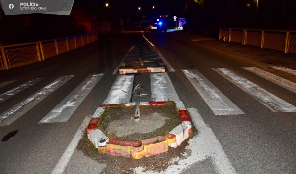 V Čaradiciach vodič narazil do ochranného ostrovčeka, nafúkal 2 promile
