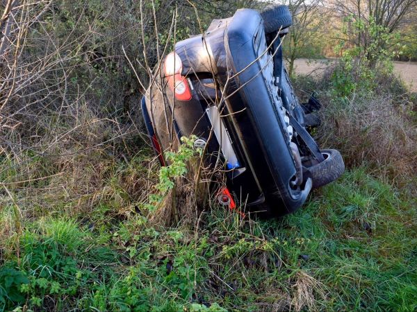 Opitý vodič v smere od obce Kolta na Čaku s vozidlom narazil do svahu priekopy