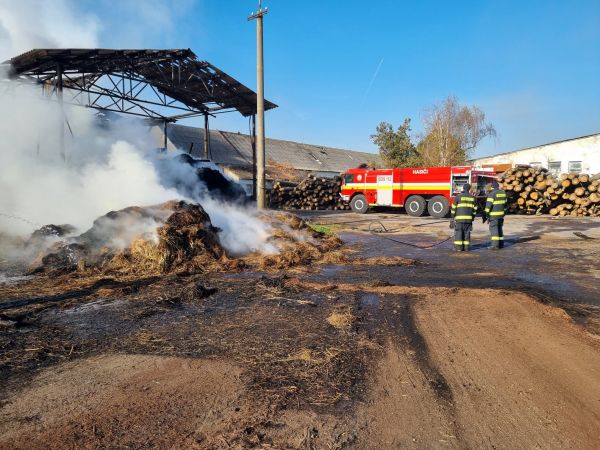 V obci Ipeľské Predmostie horel senník, zasahovali hasiči zo Šiah, Levíc a Veľkého Krtíša