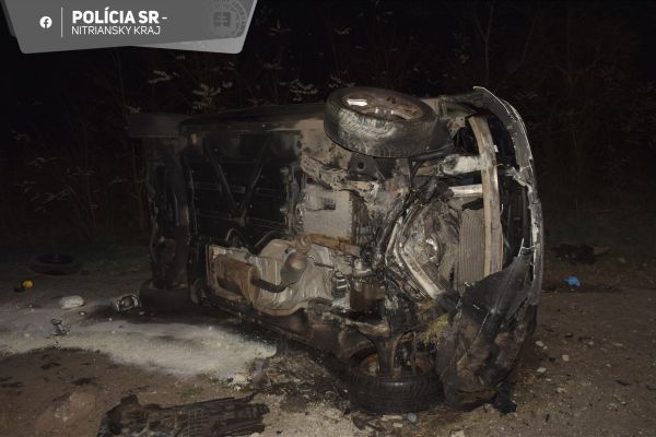 Opitý vodič v Hronovciach zišiel s autom z cesty, prešiel cez priekopu a prevrátil sa Opitý vodič v Hronovciach zišiel s autom z cesty, prešiel cez priekopu a prevrátil sa