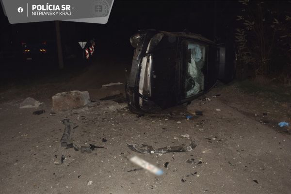 Opitý vodič v Hronovciach zišiel s autom z cesty, prešiel cez priekopu a prevrátil sa Opitý vodič v Hronovciach zišiel s autom z cesty, prešiel cez priekopu a prevrátil sa