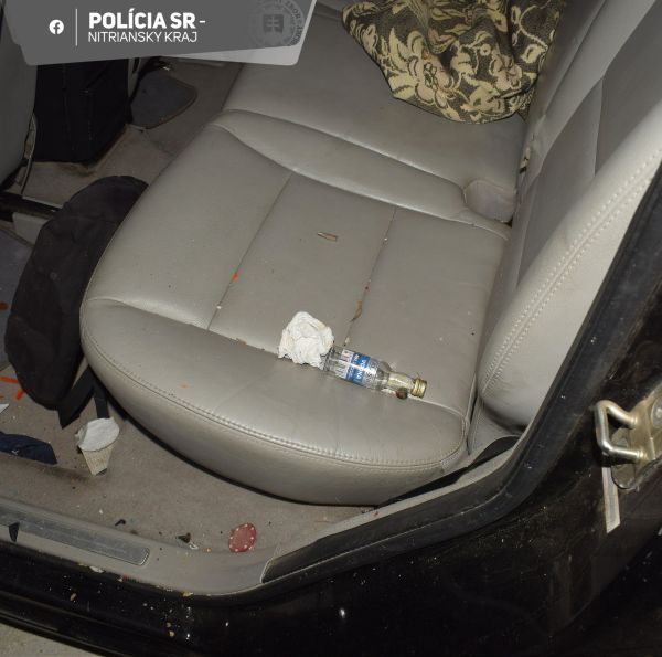 Opitý vodič v Hronovciach zišiel s autom z cesty, prešiel cez priekopu a prevrátil sa Opitý vodič v Hronovciach zišiel s autom z cesty, prešiel cez priekopu a prevrátil sa