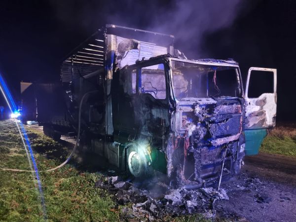 V katastri obce Hontianska Vrbica zhorel kamión s návesom V katastri obce Hontianska Vrbica zhorel kamión s návesom