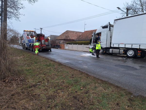 V Želiezovciach v časti Svodov sa zrazilo osobné vozidlo s nákladným, došlo k zraneniam