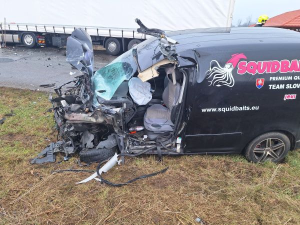 V Želiezovciach v časti Svodov sa zrazilo osobné vozidlo s nákladným, došlo k zraneniam