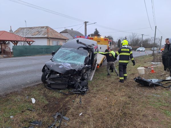 V Želiezovciach v časti Svodov sa zrazilo osobné vozidlo s nákladným, došlo k zraneniam