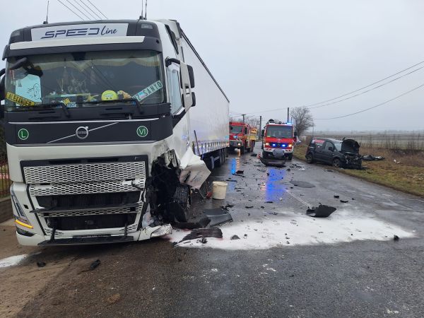 V Želiezovciach v časti Svodov sa zrazilo osobné vozidlo s nákladným, došlo k zraneniam