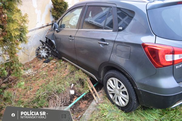 V Santovke opitý vodič s vozidlom dostal šmyk a narazil do oplotenia rodinného domu