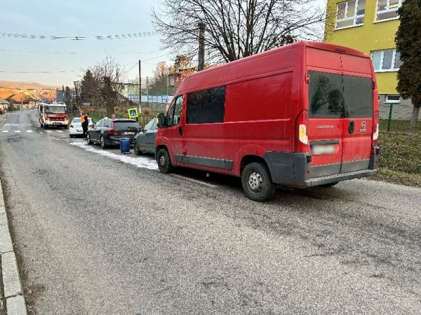 Pred základnou školou v Demandiciach sa stala dopravná nehoda dodávky s troma osobnými vozidlami