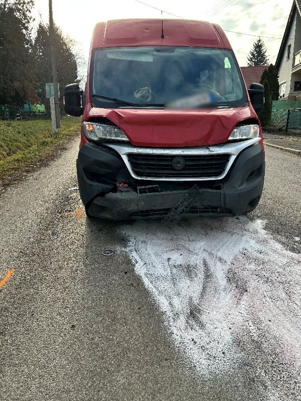 Pred základnou školou v Demandiciach sa stala dopravná nehoda dodávky s troma osobnými vozidlami
