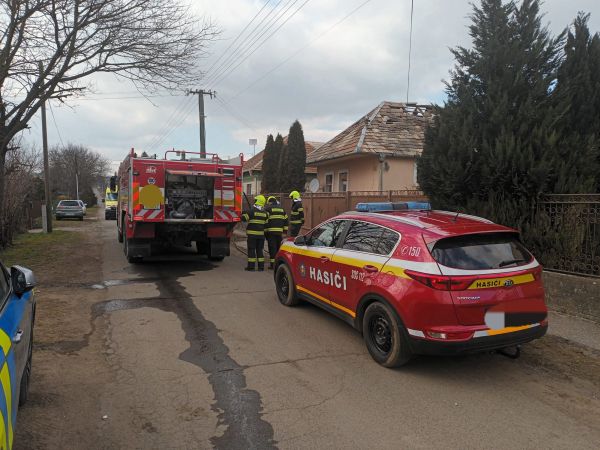 Vo Veľkých Ludinciach horel rodinný dom, explodovala tlaková nádoba v interiéry domu
