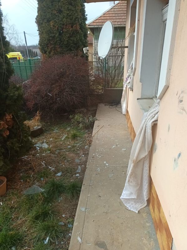 Vo Veľkých Ludinciach horel rodinný dom, explodovala tlaková nádoba v interiéry domu