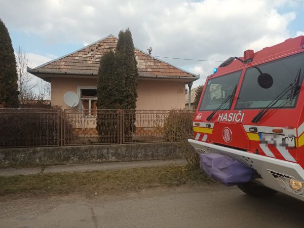 Vo Veľkých Ludinciach horel rodinný dom, explodovala tlaková nádoba v interiéry domu Vo Veľkých Ludinciach horel rodinný dom, explodovala tlaková nádoba v interiéry domu