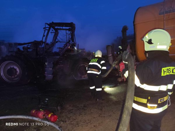 Pred obcou Veľký Ďur zhorel poľnohospodársky stroj