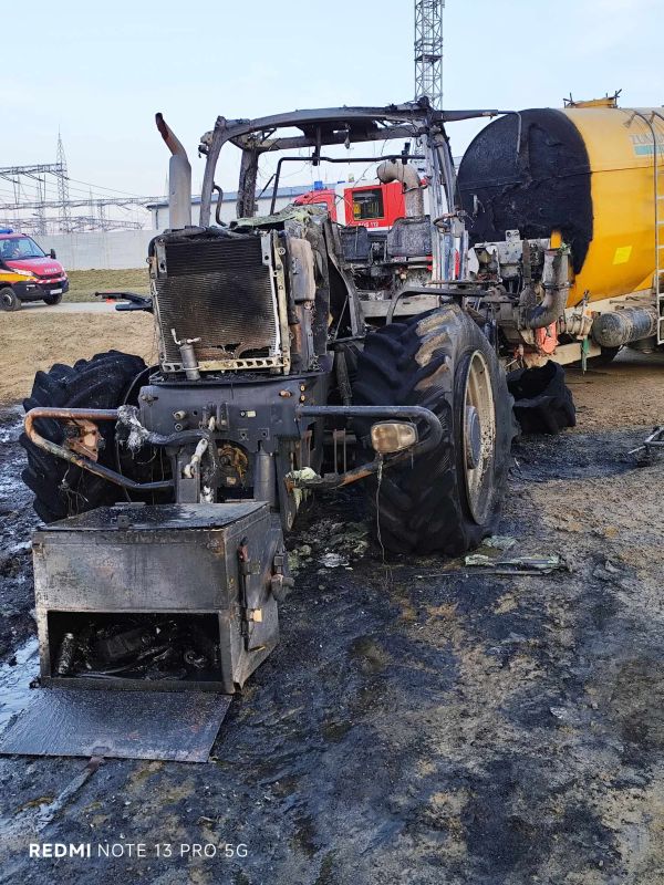 Pred obcou Veľký Ďur zhorel poľnohospodársky stroj