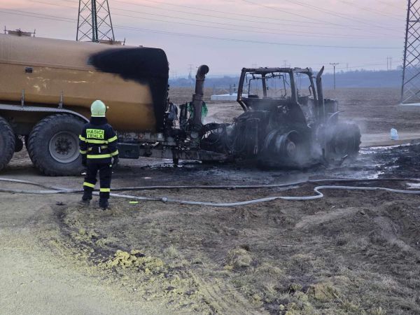 Pred obcou Veľký Ďur zhorel poľnohospodársky stroj