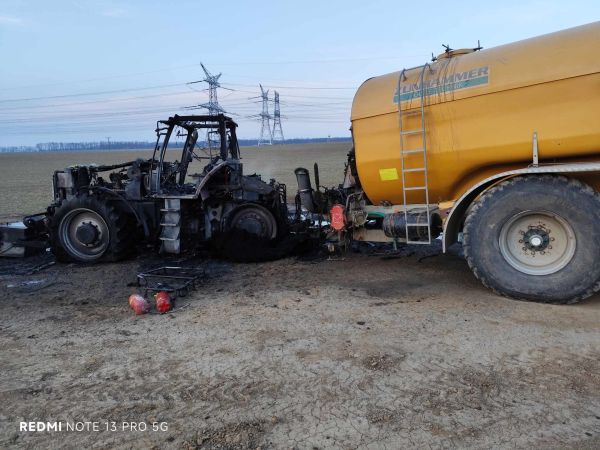 Pred obcou Veľký Ďur zhorel poľnohospodársky stroj