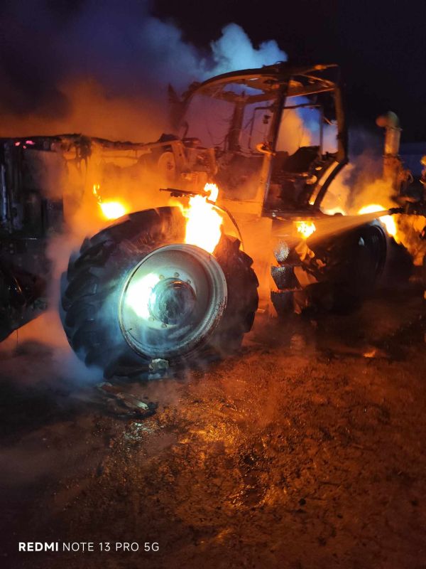 Pred obcou Veľký Ďur zhorel poľnohospodársky stroj Pred obcou Veľký Ďur zhorel poľnohospodársky stroj