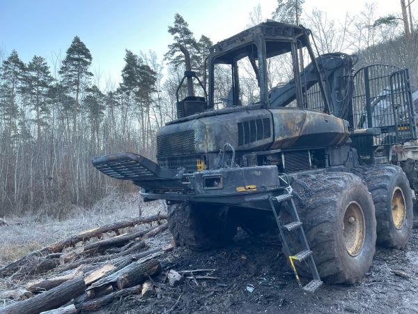 V katastri obce Bohunice horeli v noci dva lesné stroje, škoda za 500.000 Eur V katastri obce Bohunice horeli v noci dva lesné stroje, škoda za 500.000 Eur