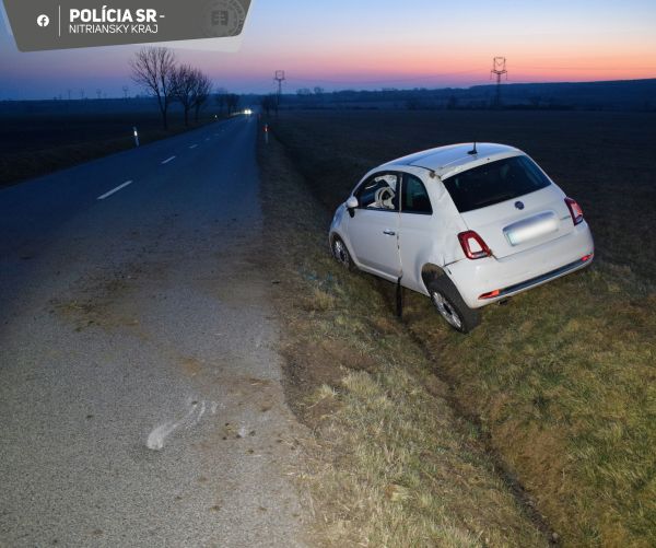 Opitá vodička zišla s osobným vozidlom z cesty do priekopy, nafúkala 1,77 promile
