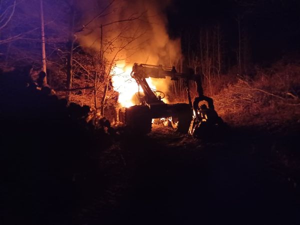 V katastri obce Bohunice horeli v noci dva lesné stroje, škoda za 500.000 Eur