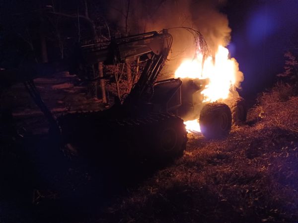 V katastri obce Bohunice horeli v noci dva lesné stroje, škoda za 500.000 Eur V katastri obce Bohunice horeli v noci dva lesné stroje, škoda za 500.000 Eur